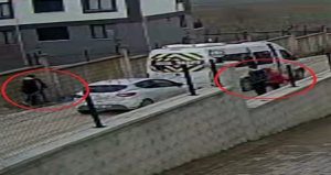 Öğrencilerin gözü önünde yumruk yumruğa kavga