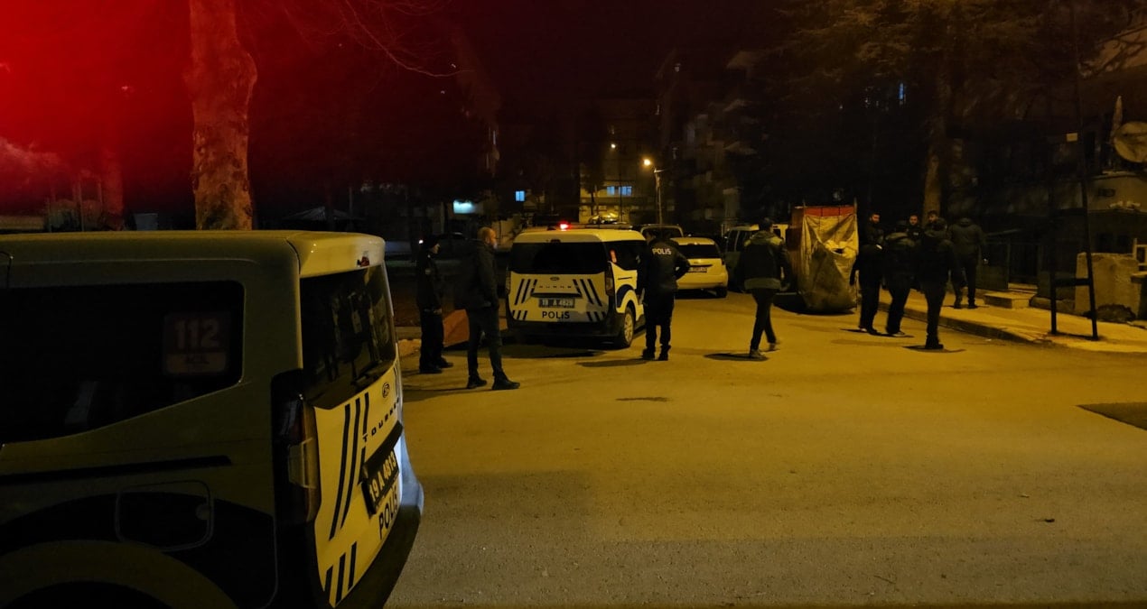 Okul bahçesine tüfekle girmişler!