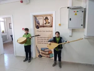 Okul Kapıları Atatürk ve Aşık Veysel ile Süsleniyor