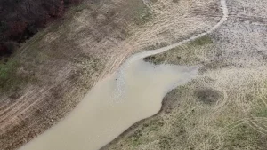 Ömerli Barajı’na Kırmızı Su Akışı Tedirgin Ediyor