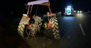 Otomobilin çarptığı traktör ikiye ayrıldı: 1’i ağır 6 yaralı