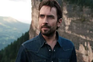 Oyuncu Ulaş Tuna Astepe anne ve babasız büyüdüğünü duygulanarak anlattı