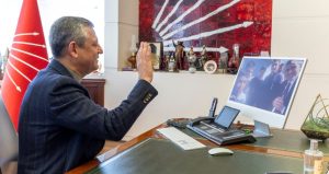 Özgür Özel, Adana’da Atatürk büstünü fırtınadan koruyan öğrencilerle görüştü