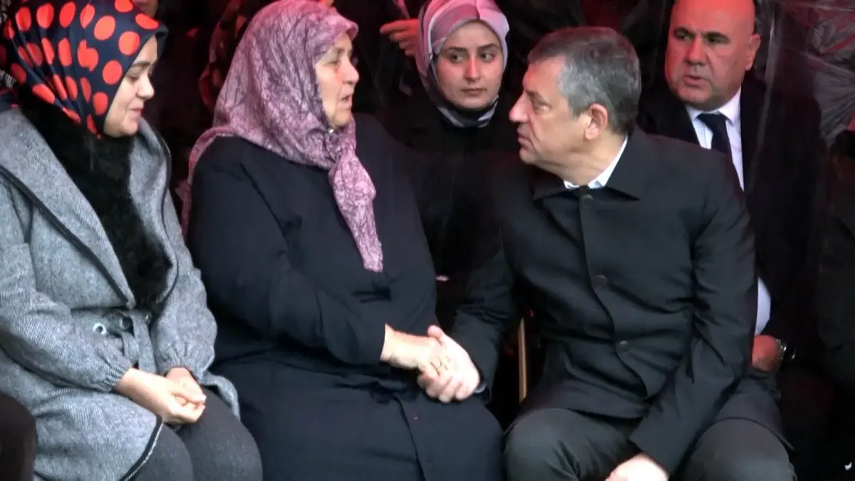 Özgür Özel Depremzedeleri Ziyaret Etti