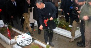 Özgür Özel, Kahramanmaraş’ta depremde ölenlerin mezarlarını ziyaret etti