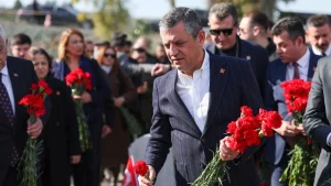 Özgür Özel’den 30 araçlık konvoyla Deprem Şehitliği’ne ziyaret