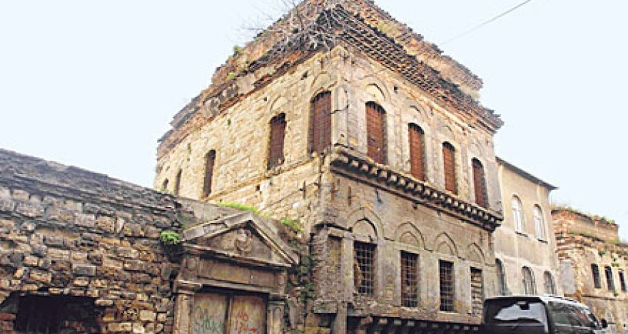 Padişahların fermanla koruduğu manastırda utandıran manzara!