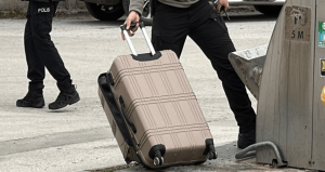 Parkta valiz paniği: Fünye ile patlatıldı