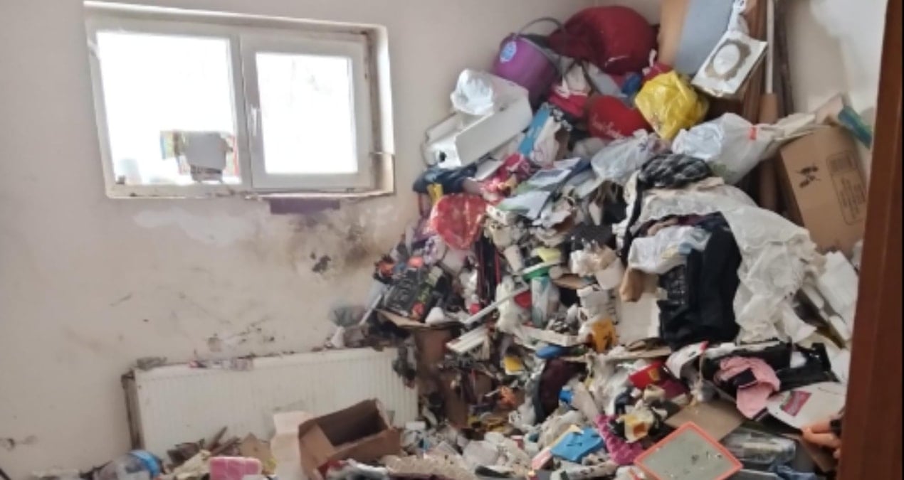 Pencereden kurtarıldı, evinden 25 ton çöp çıkarıldı!