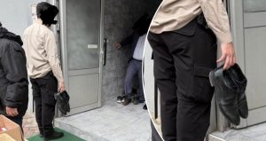 Polisin kaymakamın ayakkabılarını taşıdığı iddia edilen görüntüler tepki çekti