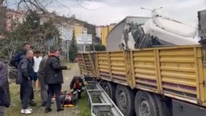 Rize’de arıza yapan tıra başka bir tır çarptı