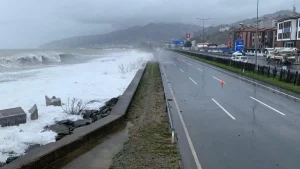 Rize’de Fırtına Sahil Yolunu Kapattı