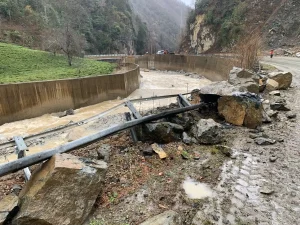 Rize’deki Heyelan Yolu Kapattı