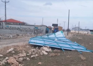 Rüzgar Çatıyı Uçurdu, Bir Kişi Yaralandı