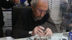 Sakarya’da ömrünü akrep ve yelkovana adadı