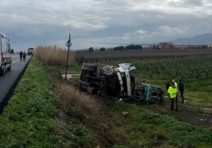 Salihli’de Arızalı Kamyon Şarampole Devrildi