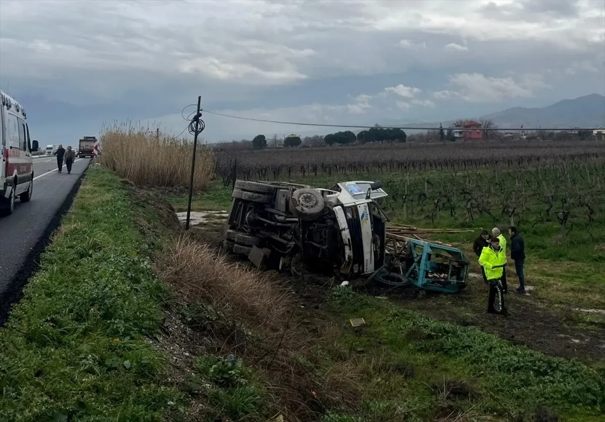 Salihli’de Arızalı Kamyon Şarampole Devrildi