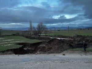Sandıklı’da Sağanak Nedeniyle Dere Yatağında Çökme