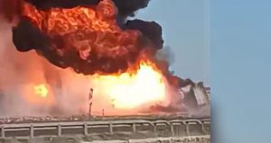 Şanlıurfa’da devrilen yakıt yüklü TIR yandı