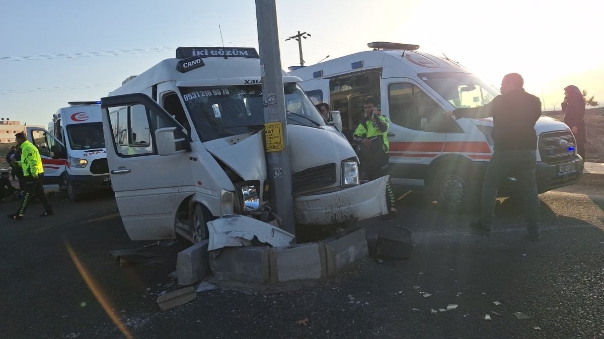 Şanlıurfa’da işçileri taşıyan servis direğe çarptı: 15 yaralı