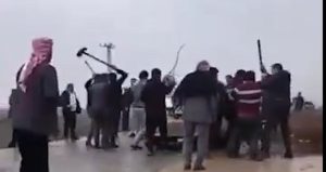 Şanlıurfa’da meydan savaşı gibi kavga: Taş, sopa ve küreklerle birbirlerine saldırdılar