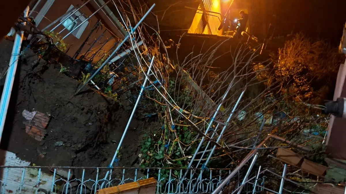 Sarıyer’de Merdiven Çöktü