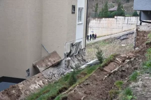 Serdivan’da İstinat Duvarı Çöktü