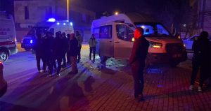 Servis minibüsüyle otomobil çarpıştı: 9 yaralı