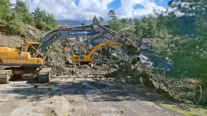 Seydikemer’de Toprak Kayması