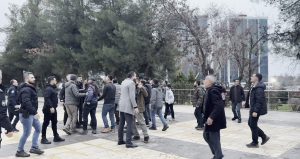 Seyyar satıcılarla zabıtalar arasındaki kavgada ortalık savaş alanına döndü