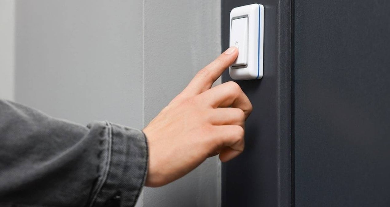 Şifa için çağrılıyorlar ama tersi oluyor: Kapı kapı dolaşıp virüs bulaştırıyorlar