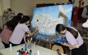 Sinop’ta öğrenciler atık malzemelerden “Balina Aydın” rölyefi yaptı