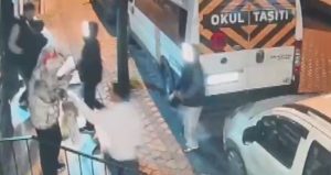 Sokak ortasında çocuklara saldırdılar! Satırlı dehşeti balkondan atılan saksı engelledi