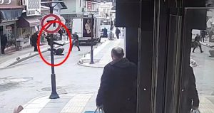 Sokak ortasında dehşet: Önce vurdu sonra tekmeledi