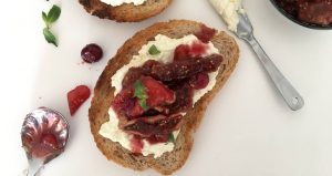 Şoke eden restoran fiyatı bir de indirimli çıktı! Bir dilim ekmek üzerine labne ve reçel serveti geçti