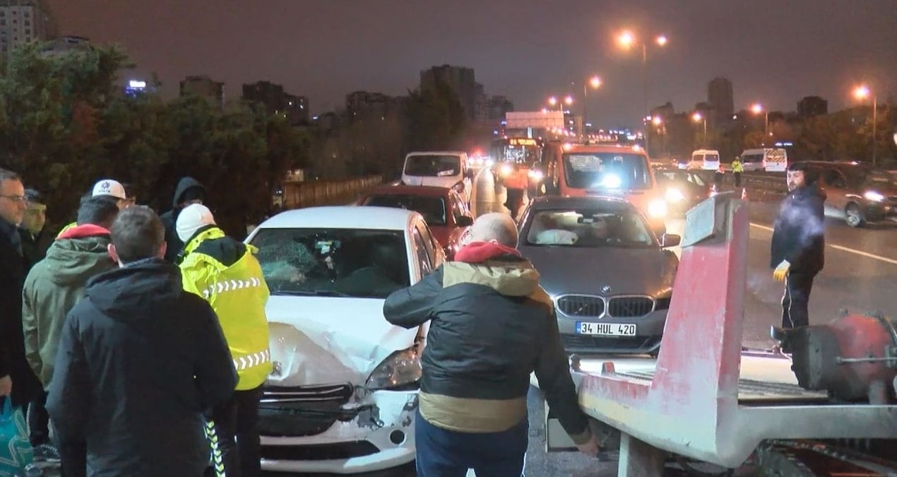 Son dakika: Tem Otoyolu’nda 8 araçlı zincirleme kaza: Trafik kilit!