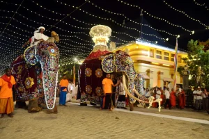 Sri Lanka’da Navam Maha Perahera Festivali