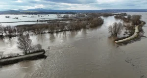 Sular kritik eşiği geçince Valilik kırmızı alarm verdi: Tarihi köprü trafiğe kapatıldı