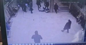 Sultangazi’de cami avlusunda dayısına kaldırım taşıyla saldırdı