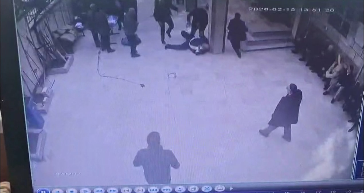 Sultangazi’de cami avlusunda dayısına kaldırım taşıyla saldırdı