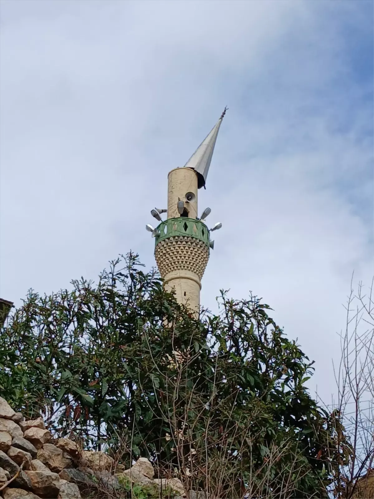 Tarsus’ta Rüzgar Cami Minaresini Hasar Verdi