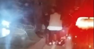 Tartıştıkları kişiyi yere yatırıp darbettiler