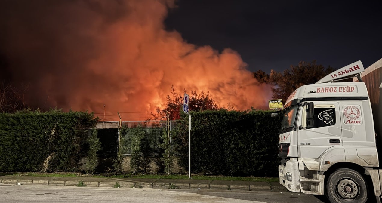 Tekstil deposu alevlere teslim oldu