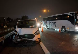 TEM Otoyolu’nda 8 araç birbirine girdi! Trafik kilitlendi