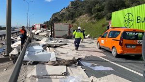 TEM’de çifte tır kazası: İstanbul yönü kilitlendi