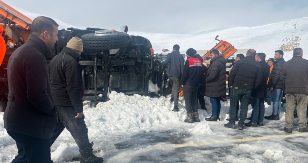 Tendürek Geçidi’nde kar küreme aracı devrildi: 2 Karayolları çalışanı hayatını kaybetti