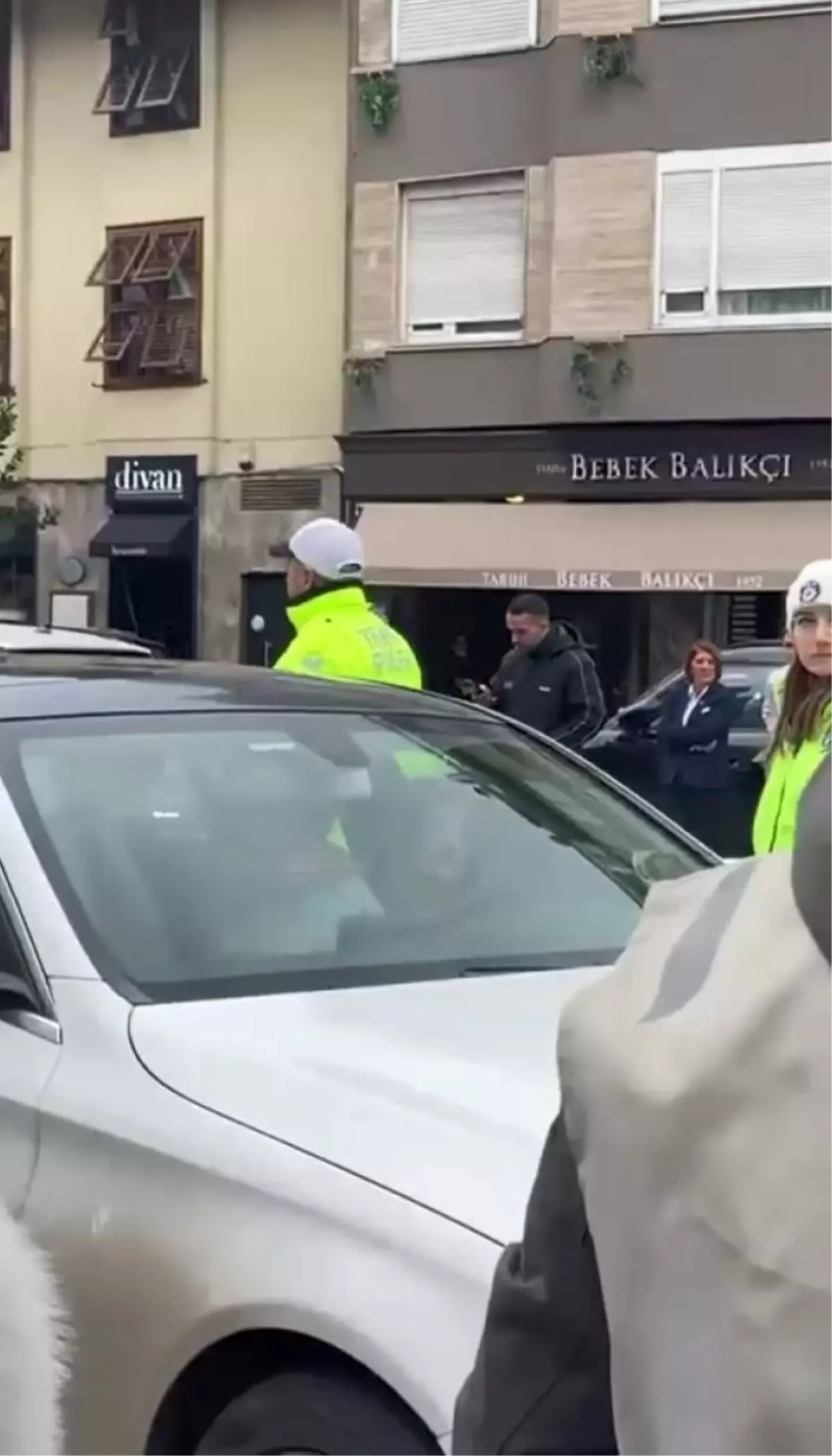 Trafikte Dans Eden Kadın Gözaltına Alındı