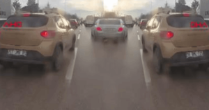 Trafikte gergin anlar: Şerit değiştirme kavgası kamerada!