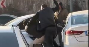 Trafikte tekmeli yumruklu kavga kameraya yansıdı