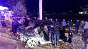 Trambüs Direğine Çarpan Araçta Sürücü Yaralandı